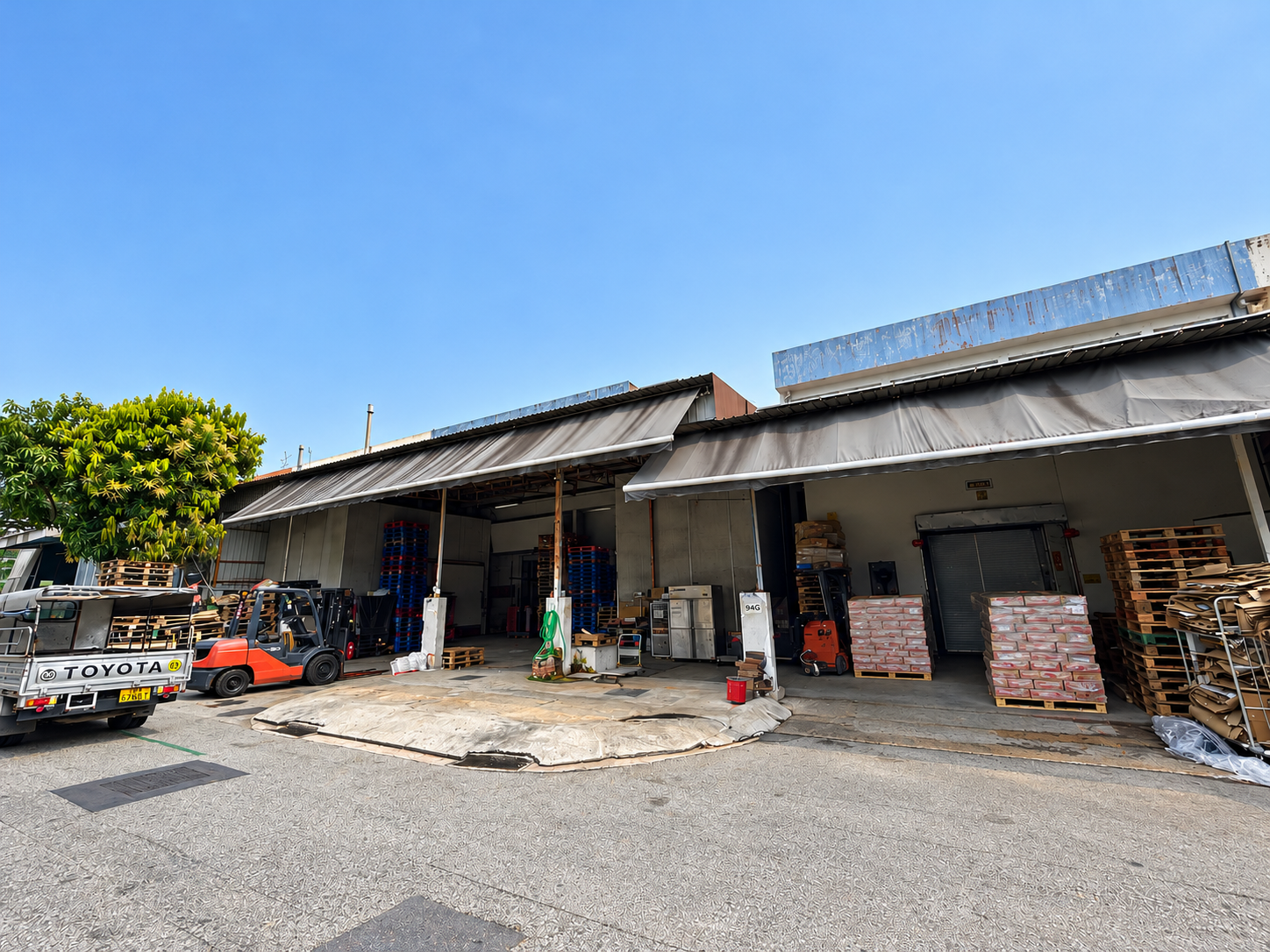 Pair of freehold adjoining industrial properties in Jalan Senang food zone for sale