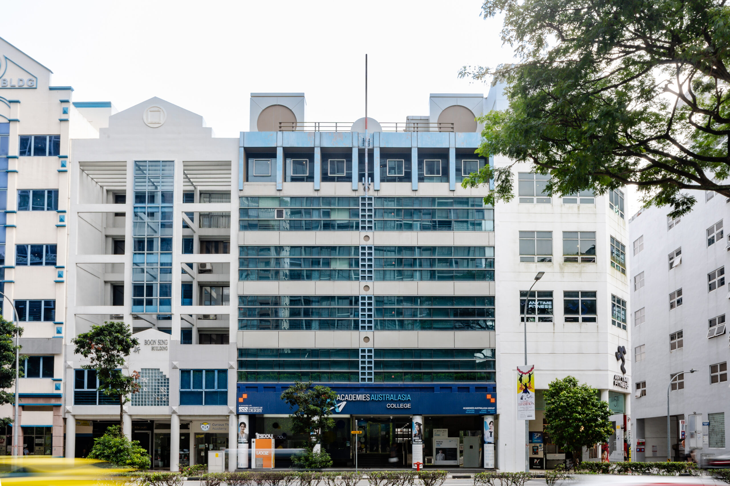 Middle Road Commercial Building for Sale